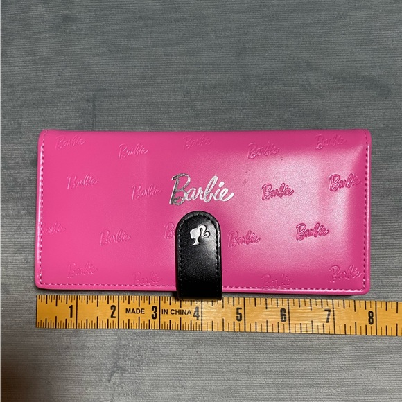 NWT Barbie X Miniso women’s pink limited edition embossed long wallet snap close - Picture 3 of 15